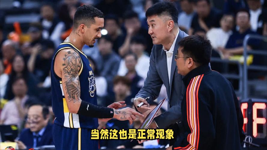 杜锋错信了1人，导致广东队满盘皆输，球迷：快送走