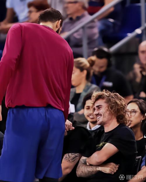 格列兹曼现场观战篮网比赛，篮网官方：很高兴你能来