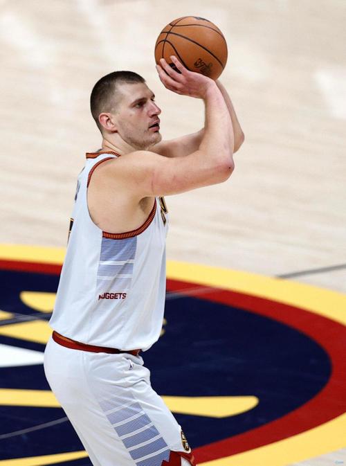 无所不能！第三节约基奇独得10分5板4助上半场15分8板4助