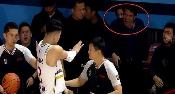 白边：NBA节奏更快但CBA的对抗很激烈这里的球员不会频繁假摔