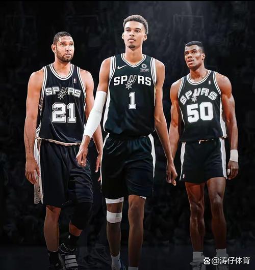 追平邓肯与文班!马刺卡斯尔轰生涯第4个三双,队友排队猛夸