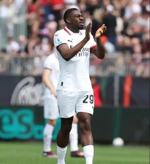 德天空:米兰、那不勒斯等俱乐部有意奥格斯堡中场柯米尔