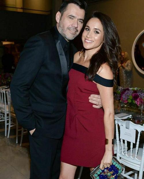 氛围不错！申京在更衣室搂着伊森接受采访后者满脸笑容