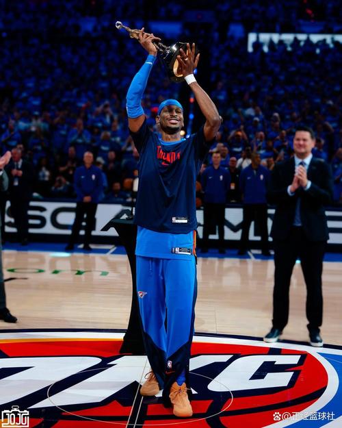 雷霆球迷扔进中圈投篮赢下2万美金欲买下SGA新款战靴&获本尊回应
