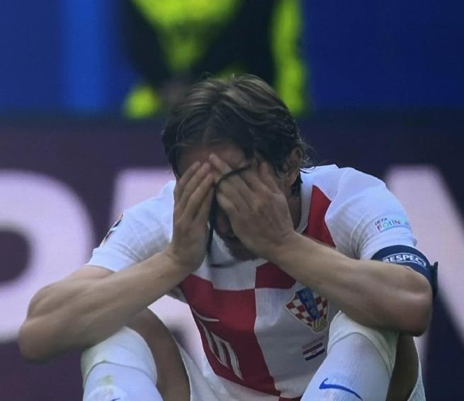 见到偶像太激动与佩德里见面时，一名小球迷当场哭崩不能自已