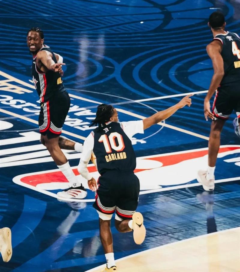 加兰：和伦纳德搭档打无球配合要轻松得多每个人都打得很自由