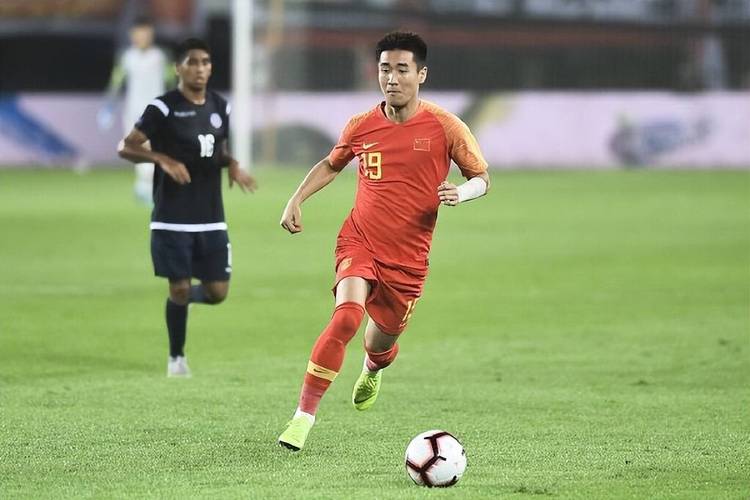 对手极限救球后失去控制，韦世豪一脚踢出送角球随后国足丢球02