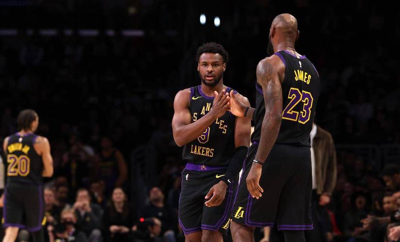 保驾护航！詹姆斯为布朗尼掩护后者突破抛投得分