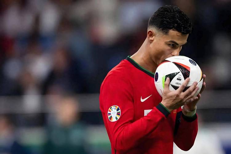 马丁内斯：C罗专注于当下力争做到最好他在葡萄牙的角色非常重要