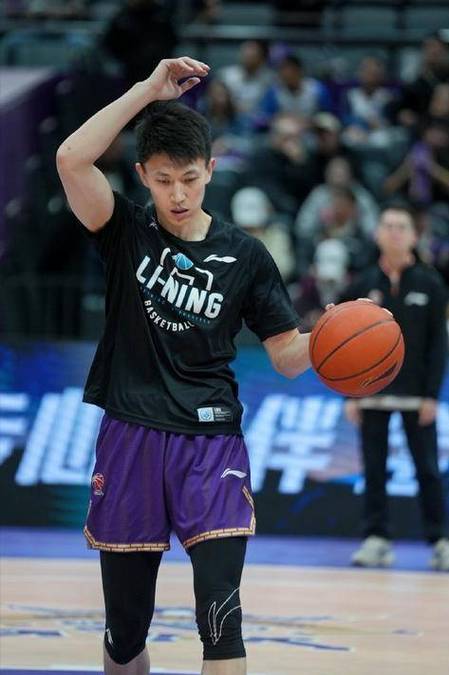 手握3个CBA冠军，如今是男篮队长，弟弟小他22岁，5岁就走篮球路