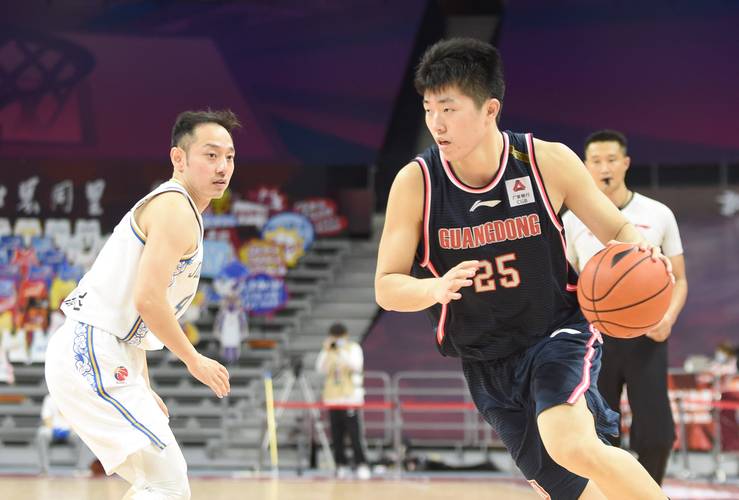 张皓嘉末节超神10分4板1帽引热议！赛后泪洒现场获陈家政安慰