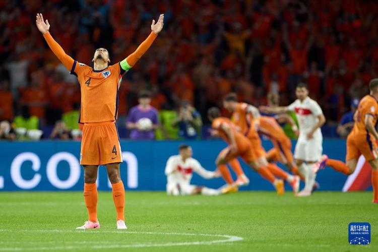 十人荷兰11厄瓜多尔，加克波造乌龙，邓弗里斯染红