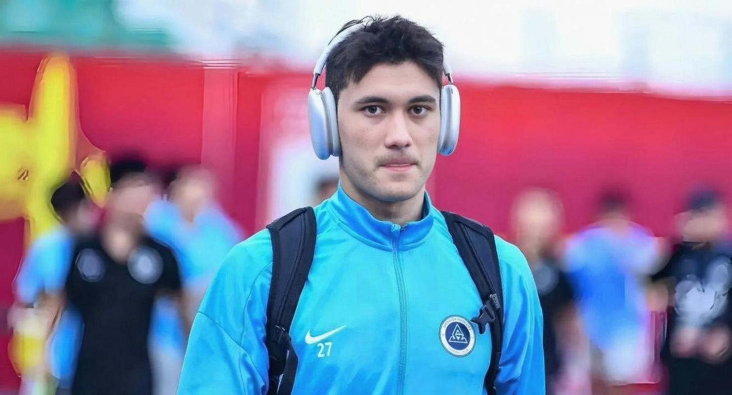 真的拼！全场结束，替补登场拜合拉木的球衣是最脏的！