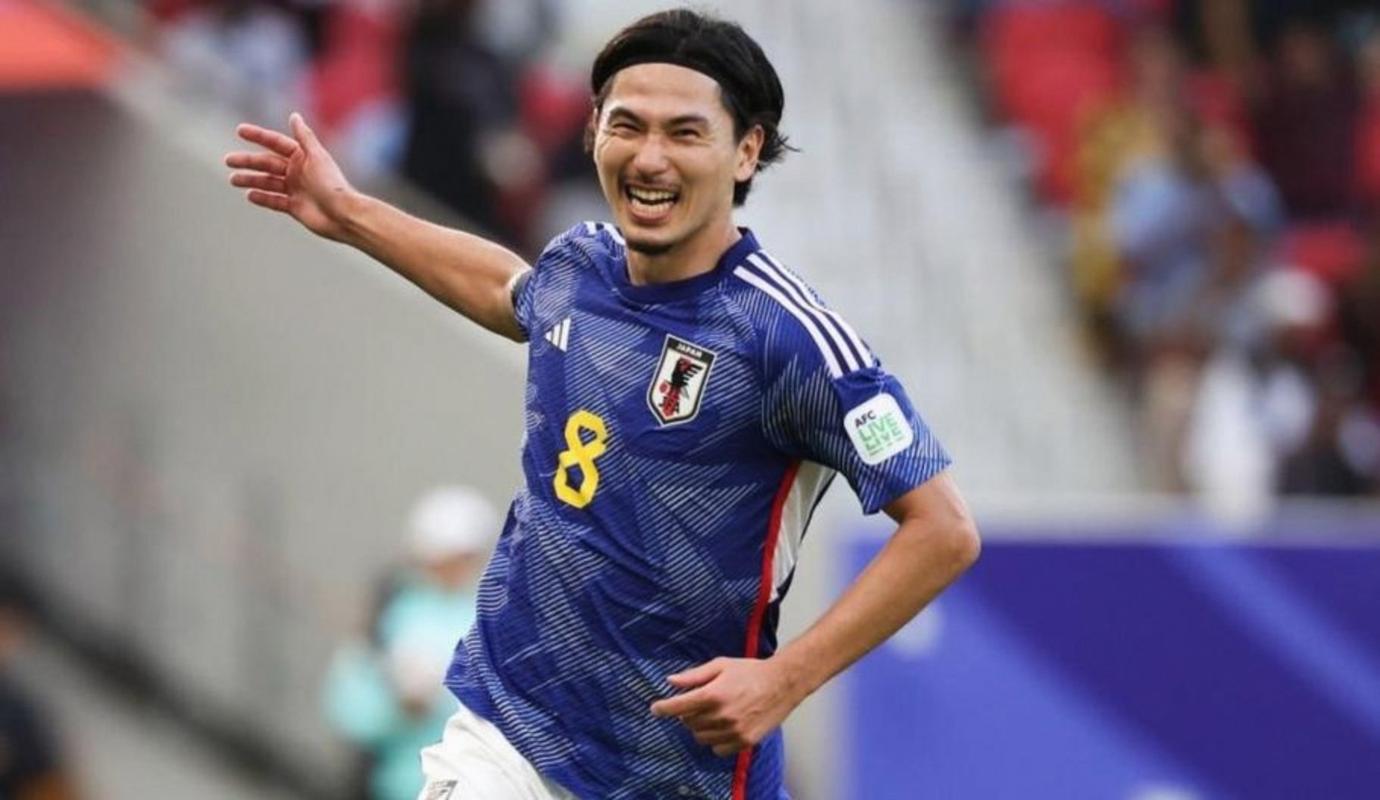 受伤仍心系球队,南野拓实和远藤航现身温布利观战英格兰vs日本