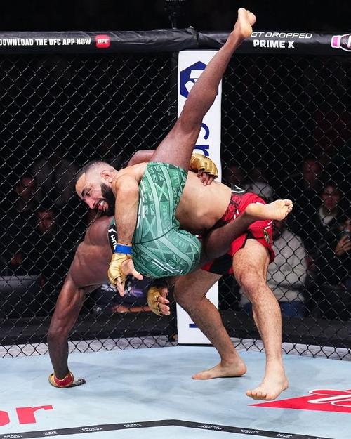 打架带个球伊沃比被拽生气使用“WWE招式”干倒对手吃到红牌