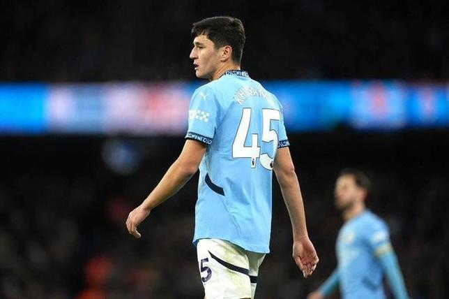 曼城官方：胡桑诺夫击败罗德里与多库，当选队内三月最佳球员