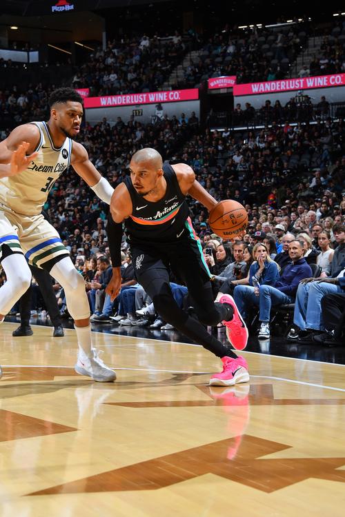 文班生涯7次对阵勇士战绩2胜5负场均27分10.7板5.6助1.3断2.3帽