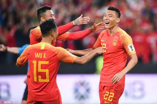 于大宝晒与李同国合影，中韩传奇前锋同框